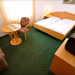 埃姆里德尔酒店 3*